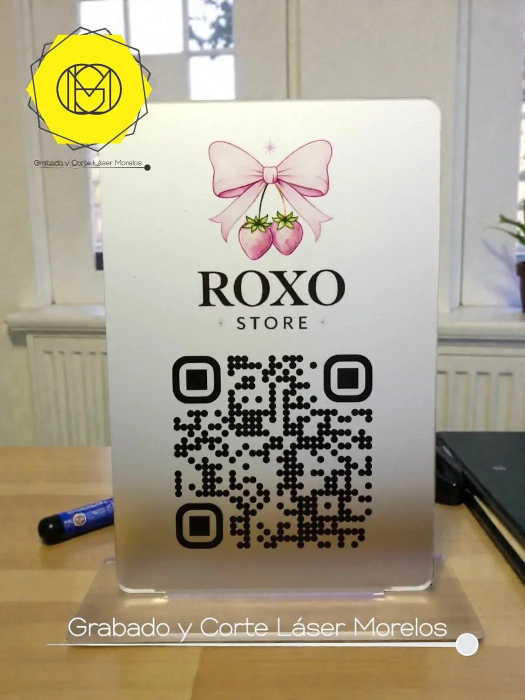 Exhibidor de acrílico personalizado con logotipo y código QR