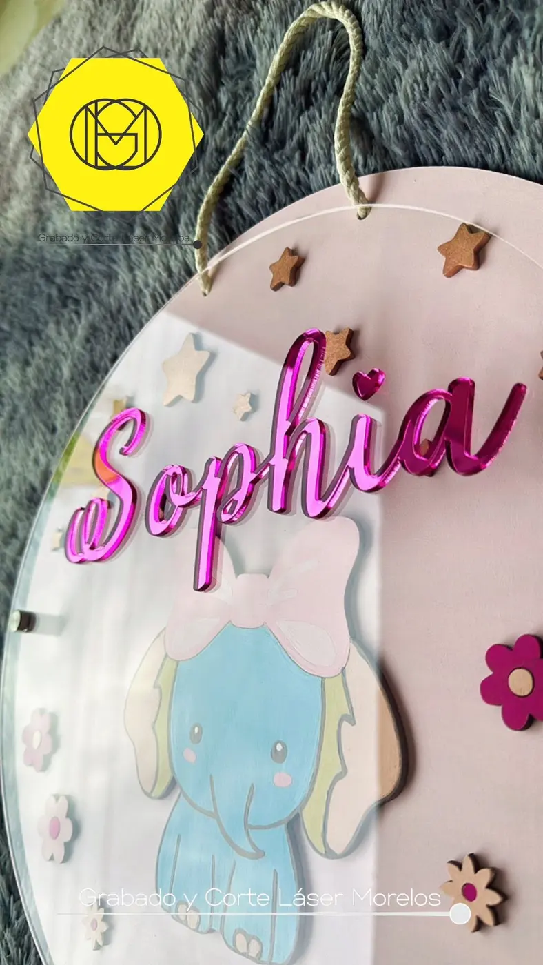Nombre Sophia fabricado en acrílico rosa espejo sobre decoración infantil