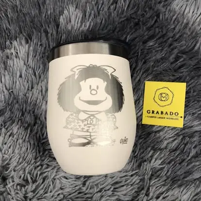 Taza blanca personalizada con personaje grabado