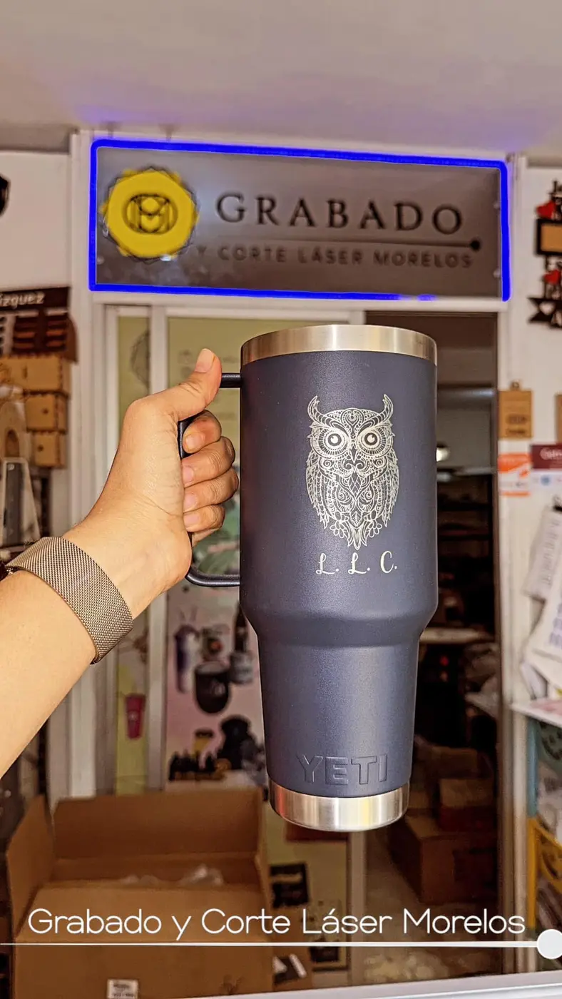 Termo oscuro personalizado mediante grabado láser con diseño de búho
