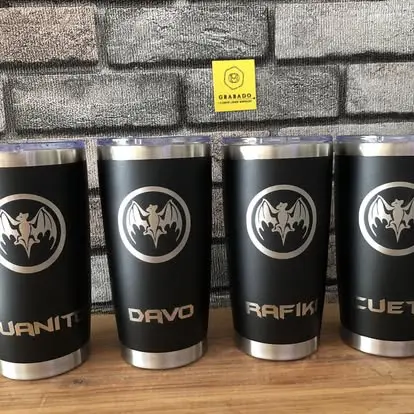 Serie de termos negros personalizados con nombres y emblemas